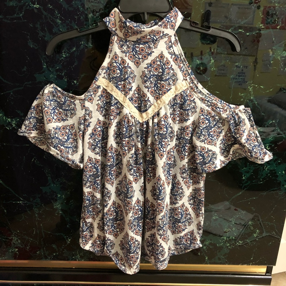 Flowery cold shoulder choker blouse